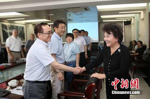 圖為國務院僑辦主任裘援平與出席座談會人員握手致意。 韓海丹 攝