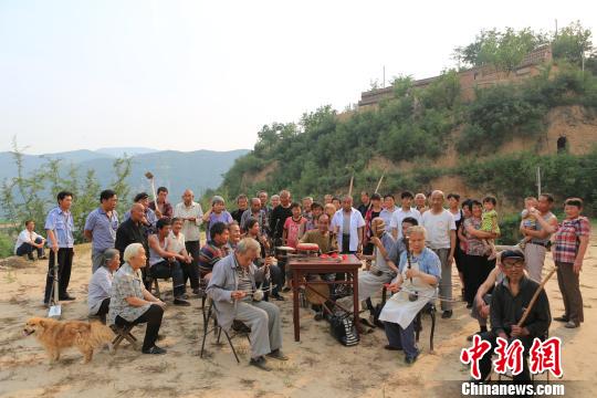煤省山西的資源型大縣長(zhǎng)治襄垣正極力拓展文化產(chǎn)業(yè)，令非遺傳承人有飯吃。圖為襄垣鼓書。　張羽 攝