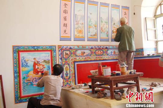 煤省山西的資源型大縣長治襄垣正極力拓展文化產(chǎn)業(yè)，令非遺傳承人有飯吃。圖為襄垣炕圍畫。　張羽 攝