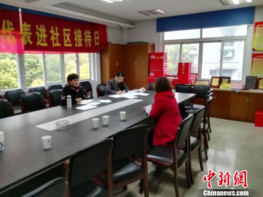 杭州市江干區閘弄口街道紀工委對候選人進行談心談話?！『贾菔屑o委供圖 攝