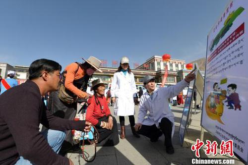 圖為青海省醫(yī)療專家在玉樹市開展以包蟲病防治為重點(diǎn)的青海省第十七屆健康教育萬(wàn)里行大型廣場(chǎng)義診、宣傳活動(dòng)。