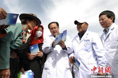 圖為青海省醫療專家在玉樹市開展以包蟲病防治為重點的青海省第十七屆健康教育萬里行大型廣場義診、宣傳活動。 孫瑩 攝