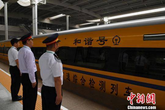 資料圖。6月2日，隨著一列動(dòng)車檢測(cè)車從寶雞南站駛出，標(biāo)志著中國(guó)首條貫通絲綢之路經(jīng)濟(jì)帶的高鐵――寶(寶雞)蘭(蘭州)高鐵進(jìn)入全線拉通試驗(yàn)階段。　楊艷敏攝