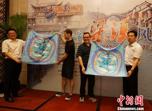 圖為無錫方面贈送手繪梁溪地圖絲巾給外籍人士代表。　孫權 攝