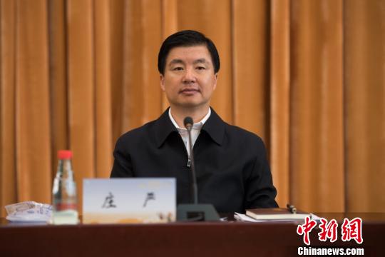 圖為6月13日，西藏自治區(qū)黨委副書記莊嚴(yán)出席“中央企業(yè)援藏干部暨西藏區(qū)屬企業(yè)到中央企業(yè)掛職干部座談會(huì)”。　何蓬磊 攝