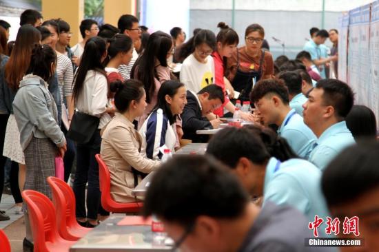 資料圖:畢業(yè)生在參加招聘會(huì)。田進(jìn) 攝 資料圖:畢業(yè)生在參加招聘會(huì)。田進(jìn) 攝