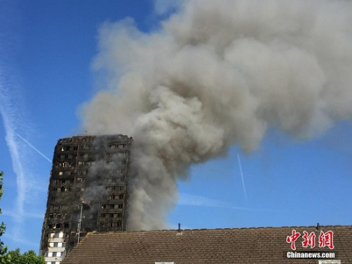 圖1 當地時間6月14日凌晨，倫敦西部一棟20余層的公寓大樓發生大火，約200名消防員和數十輛消防車前往滅火，火災現場濃煙滾滾。