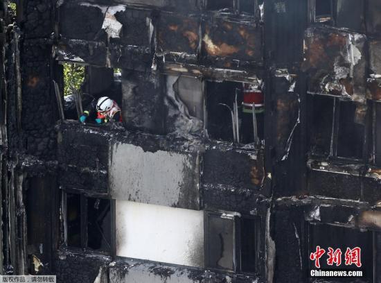 據(jù)外媒報(bào)道，繼倫敦救護(hù)車(chē)服務(wù)部門(mén)之后，英國(guó)國(guó)民保健服務(wù)系統(tǒng)(NHS)進(jìn)一步更新消息稱，目前，倫敦多家醫(yī)院共收治了74名西區(qū)高層公寓樓火災(zāi)傷者，其中20人接受重癥監(jiān)護(hù)。圖為消防員在火災(zāi)現(xiàn)場(chǎng)調(diào)查。