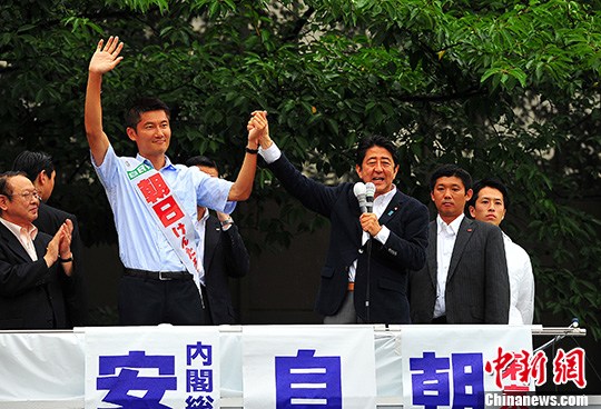 圖為日本首相安倍晉三當天在東京的中野車站為自民黨的候選人站臺拉票。 <a target='_blank' href='http://www.chinanews.com/'>中新社</a>記者 王健 攝