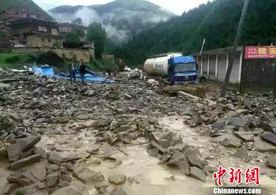 泥石流沖毀公路?！＄娦?攝