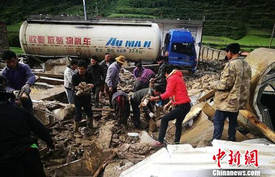 泥石流導致道路通行中斷?！＄娦?攝