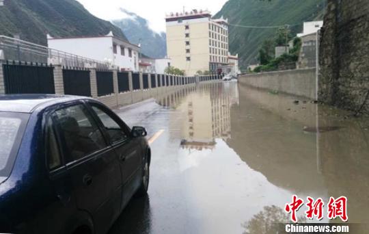 道路被洪水淹沒。　鐘欣 攝