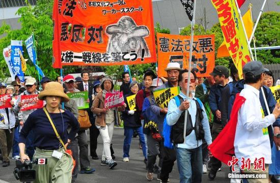 當(dāng)?shù)貢r間5月3日，數(shù)萬日本民眾在東京舉行集會和游行，為整整經(jīng)歷了70個年頭的日本戰(zhàn)后憲法“點贊”，呼吁維護(hù)和平憲法，反對執(zhí)政當(dāng)局的修憲企圖。 <a target='_blank' href='http://www.chinanews.com/'>中新社</a>記者 王健 攝