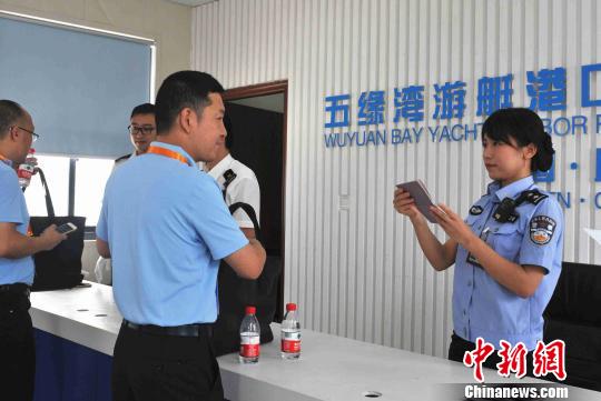 邊檢工作人員查驗(yàn)證件，提供快速通關(guān)服務(wù)。　呂倩玲 攝