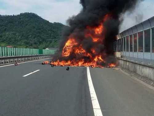 高速一貨車被燒光 發(fā)現(xiàn)車里載著200個滅火器