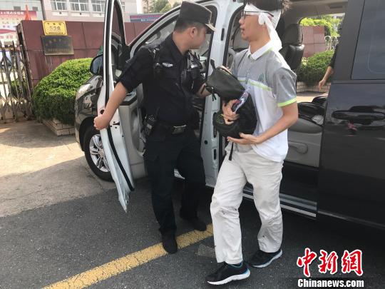 圖為：特警隊(duì)員將小豪送到考場(chǎng)。　蔡俊(通訊員) 攝