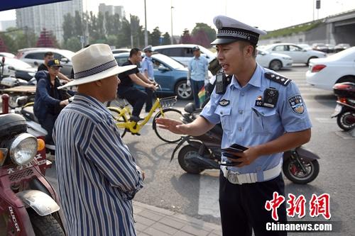 6月21日上午，北京交警敖翔正在處理交通違法行為。<a target='_blank' href='http://www.chinanews.com/' >中新網</a>記者 金碩 攝