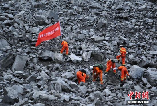 6月24日，拍攝的救援現場。當日，四川茂縣疊溪鎮新磨村新村組富貴山山體突發高位垮塌，導致62戶120余人被掩埋。目前，大批救援人員正在現場展開緊張救援工作。 劉忠俊 攝