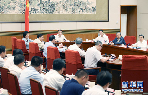 　　6月22日，中共中央政治局常委、國務院總理、黨組書記李克強主持國務院黨組理論學習中心組學習講座，就新一輪世界科技革命和產業(yè)變革若干前沿領域發(fā)展態(tài)勢進行專題學習。新華社記者 姚大偉 攝