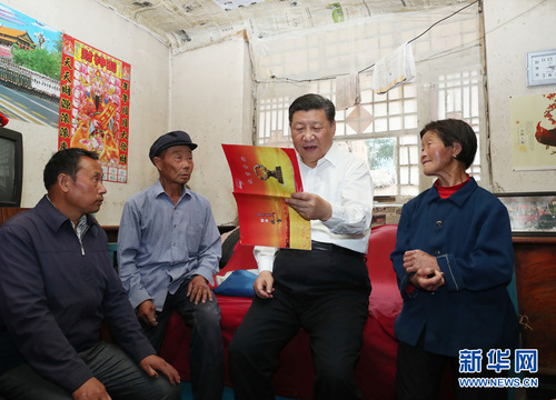 6月21日，中共中央總書記、國(guó)家主席、中央軍委主席習(xí)近平到山西考察調(diào)研。這是習(xí)近平來(lái)到忻州市岢嵐縣趙家洼村看望貧困村民劉福有。新華社記者 龐興雷 攝