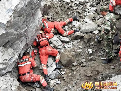 武警官兵持續救援徒手刨挖 趴地畫面讓人淚目