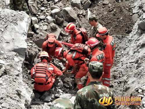 武警官兵持續救援徒手刨挖 趴地畫面讓人淚目