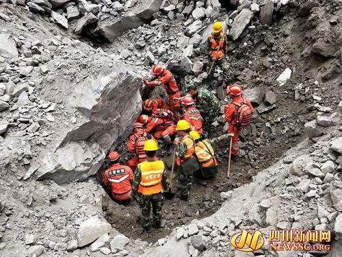 武警官兵持續救援徒手刨挖 趴地畫面讓人淚目