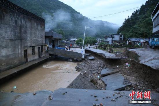 6月23日以來(lái)，特大暴雨造成江西省修水縣全縣36個(gè)鄉(xiāng)鎮(zhèn)受災(zāi)，多個(gè)鄉(xiāng)鎮(zhèn)山洪爆發(fā)、山體塌方。黃一魏 攝