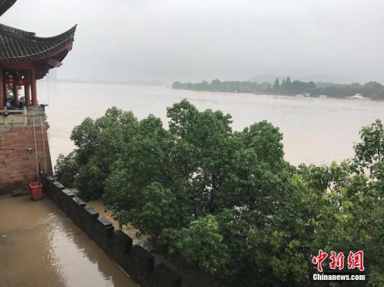 6月25日，由于連續(xù)強(qiáng)降雨，浙江蘭溪水位猛漲。當(dāng)?shù)匾褑?dòng)防汛一級(jí)應(yīng)急響應(yīng)，發(fā)布今年第一號(hào)人員轉(zhuǎn)移令。 <a target='_blank' href='http://www.chinanews.com/'>中新社</a>記者 奚金燕 攝