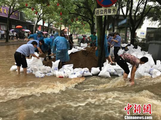 圖為蘭溪民眾協(xié)力堆沙包，嚴防死守汛情 奚金燕 攝