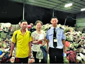 李阿姨和熱心的保安陳剛、保潔人員藍(lán)土香合影。