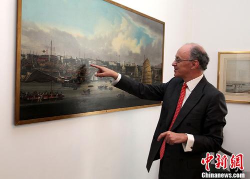 近日，英中貿易協會主席、怡和集團執行董事詹姆斯·沙遜勛爵接受<a target='_blank' href='http://www.chinanews.com/'>中新社</a>記者專訪。他向記者介紹怡和集團會議室內的一幅油畫，描繪的是19世紀廣州碼頭風貌。 <a target='_blank' href='http://www.chinanews.com/'>中新社</a>記者 周兆軍 攝
