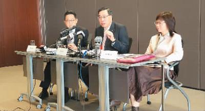 梁君彥(中)接受記者采訪。