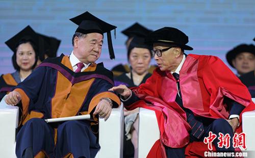李嘉誠和莫言在汕頭大學畢業典禮上。圖片來源：視覺中國