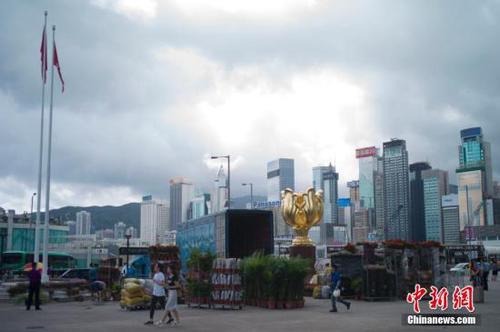 6月27日，香港金紫荊廣場(chǎng)開始布置鮮花，香港慶祝回歸祖國20周年氣氛漸濃。 <a target='_blank' href='http://www.chinanews.com/'>中新社</a>記者 盛佳鵬 攝