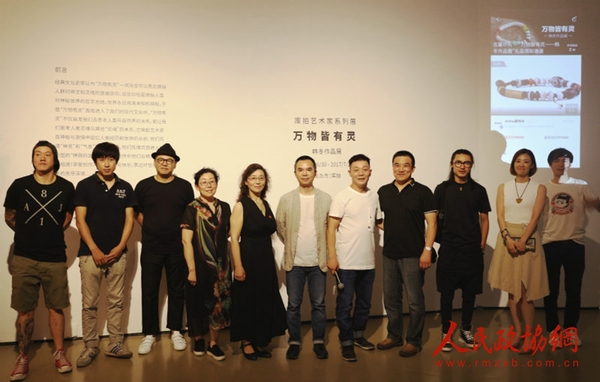 開幕式嘉賓合影（中：庫拍聯(lián)合創(chuàng)始人兼CEO彭少彬；右五：藝術(shù)家韓冬；左四：中國輕工業(yè)出版社副社長趙麗華；左五：故宮博物院修復(fù)專家魏鼎）