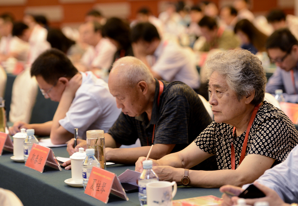 中國國民黨革命委員會北京市第十三次代表大會閉幕會上，黨員認真聽會。26