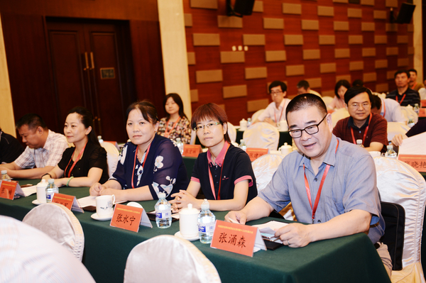 中國國民黨革命委員會北京市第十三次代表大會閉幕會上，黨員認真聽會90