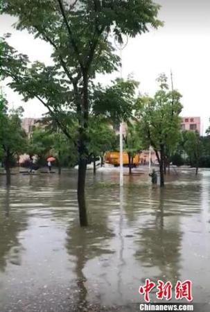 資料圖：一場大雨，南京部分城區(qū)又見“碧波蕩漾”。城管供圖