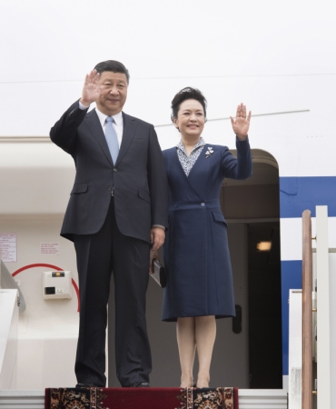 7月3日，國家主席習近平乘專機抵達莫斯科，開始對俄羅斯聯邦進行國事訪問。這是習近平和夫人彭麗媛步出艙門。