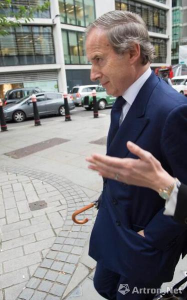 Simon de Pury走出法院，CREDIT: DAVID ROSE