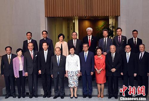 香港特區(qū)新一屆行政會議首度開會特首：交接順利