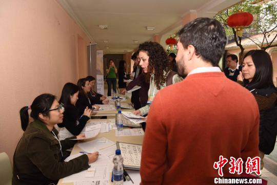 圖為眾多巴西當?shù)厝瞬努F(xiàn)場辦理注冊應(yīng)聘。　莫成雄 攝