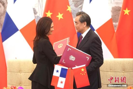 6月13日，中國(guó)外交部長(zhǎng)王毅在北京與巴拿馬副總統(tǒng)兼外長(zhǎng)德圣馬洛舉行會(huì)談。會(huì)談后，兩國(guó)外長(zhǎng)簽署了《中華人民共和國(guó)和巴拿馬共和國(guó)關(guān)于建立外交關(guān)系的聯(lián)合公報(bào)》。<a target='_blank' href='http://www.chinanews.com/'>中新社</a>記者 盛佳鵬 攝