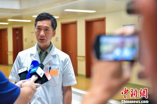 7月5日，解放軍總醫(yī)院海南分院肝膽外科主任紀文斌接受媒體采訪介紹手術相關情況。　駱云飛 攝