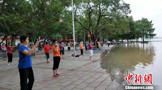 肇慶封開縣大媽水漫腳邊照跳“廣場舞”，洪水無阻大媽興致 伍格英 攝