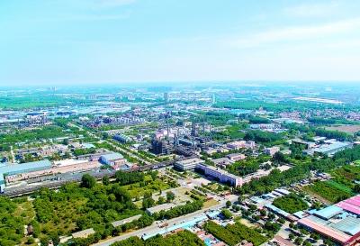 東方化工廠廠區(qū)在藍(lán)天映襯下更顯壯觀。未來，這里將作為北京城市副中心“城市綠心”的一部分，成為市民的休閑場所。(航拍資料照片)京報(bào)集團(tuán)記者 滿志禹攝