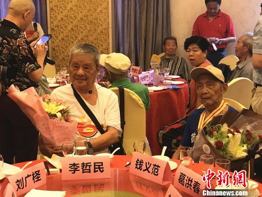 志愿者為抗戰(zhàn)老兵獻(xiàn)上鮮花。　楊顏慈 攝