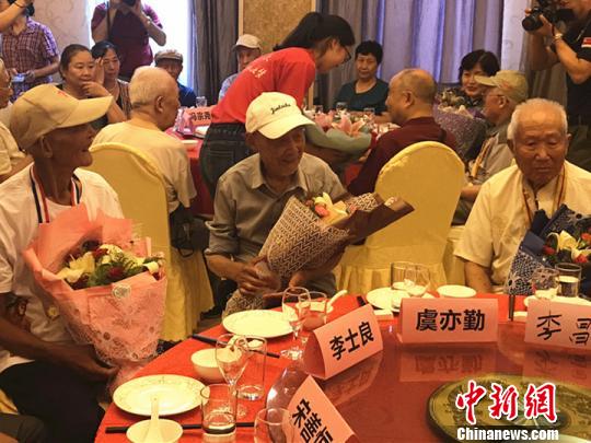 志愿者為抗戰老兵獻上鮮花。　楊顏慈 攝