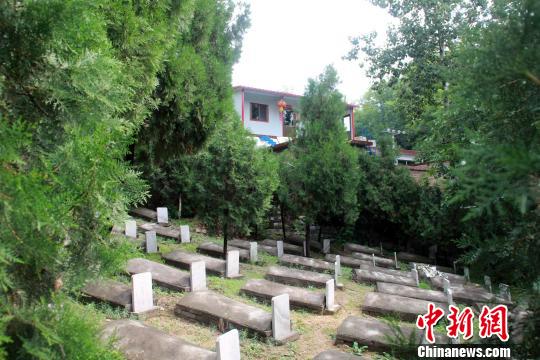趙玉山的家與烈士墓僅一墻之隔?！∮诳×?攝